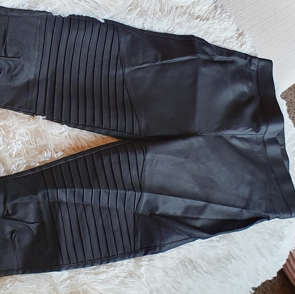 Black leather leggings in size small - oober swank - Picture 2 of 3